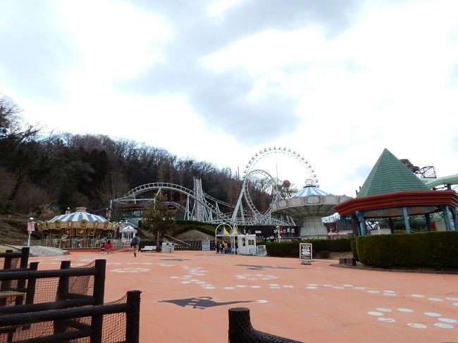 3月中旬日曜日午後のサマーランド遊園地エリアの様子
